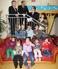 Auf dem Bild auf der Treppe hinter den Kindern (v.lnr.): Herr Dr. Stephan Freichel und Herr Ingo Block (beide Geschäftsführer der Logwin Solutions Deutschland GmbH), Jörg Veith (Kaufmännischer Leiter, Lebenshilfe Aschaffenburg) und Frau Maria Arnold (Leitung der Kindertagesstätte).