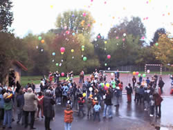 Kinder lassen für Herrn Beck Luftballons aufsteigen