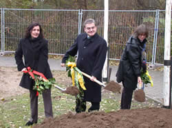 Unser Bild zeigt die Architektin, Frau Regina Dörsching, Bürgermeister Walter Scharwies und vom Vorstand der Lebenshilfe, Frau Gertraud Bergmann.