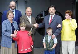 Unser Bild zeigt Herrn Westarp, Frau Curtis-Broich (2.Vorsitzende der Lebenshilfe), Herrn Germer (Fachlicher Leiter der Lebenshilfe), OB Klaus Herzog und drei Kinder der Tagesstätte.