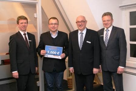 Auf dem Bild: der Kaufmännische Leiter der Lebenshilfe Aschaffenburg Jörg Veith mit dem Vorstand der Raiffeisen-Bank bei der Spendenübergabe.