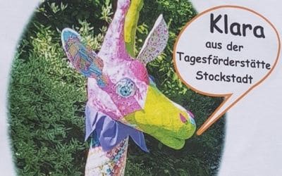 Giraffe Klara oder wie eine Giraffe aus Pappmache zur Unterstützerin für die Tagesförderstätte wird