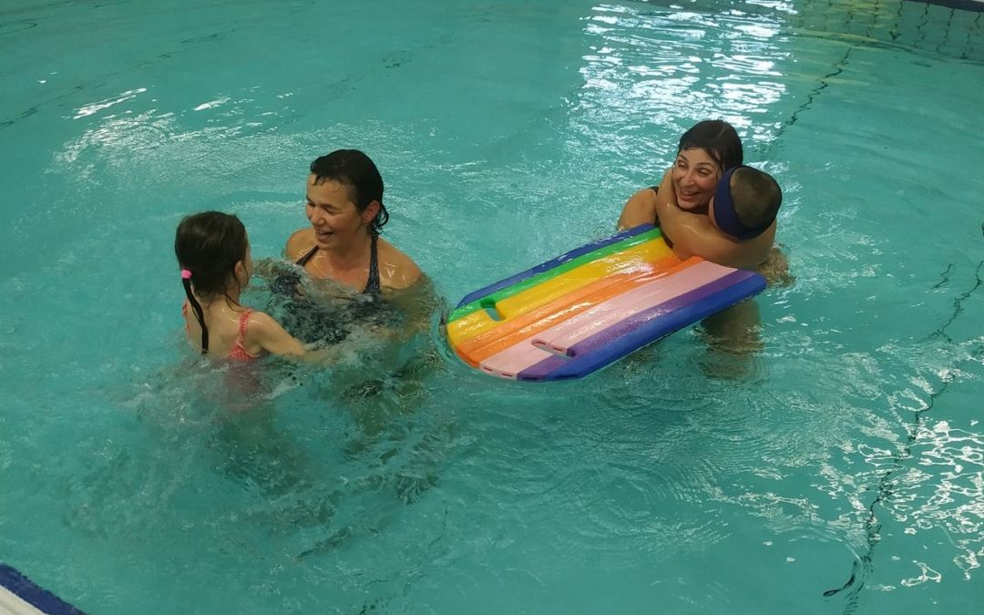regelmäßiger Schwimmbadbesuch der Förderkinder