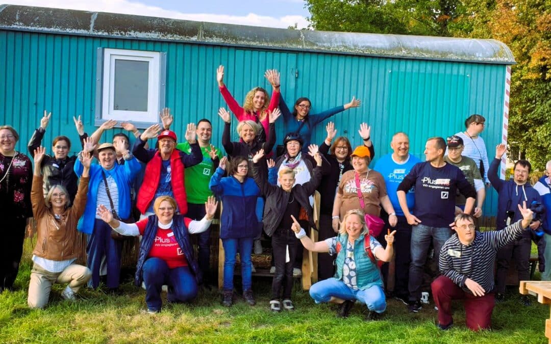 Mitarbeiter:innen der Deutschen Bank unterstützen beim 2. “Social Day” einen inklusiven Ausflug zum Reiterhof