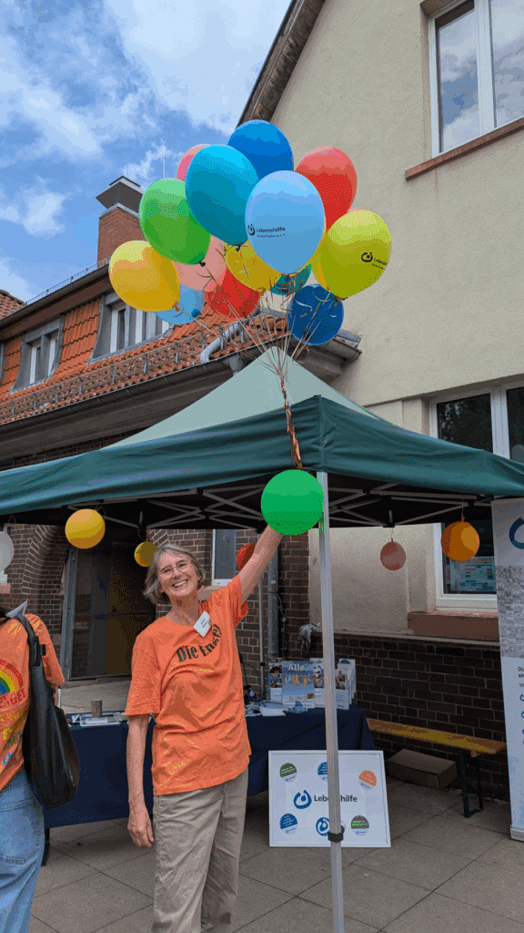 Selma Mattern mit Luftballons auf dem Inklusionfest Alle(s) zusammen am 3. Mai 2025