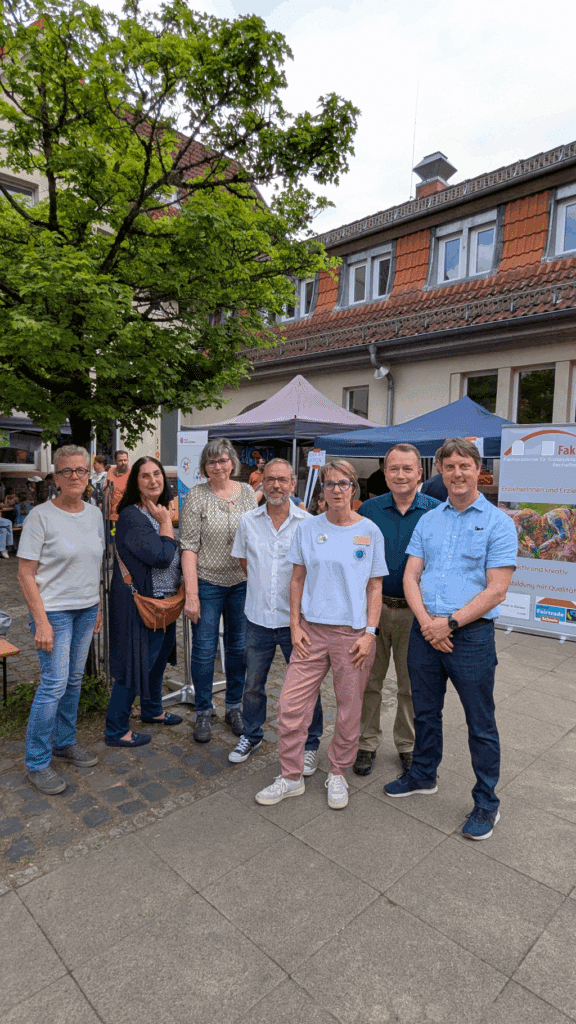 Geschäftsleitung, Tagesstättenleitung und Vorstandschaft auf dem Inklusionfest Alle(s) zusammen am 3. Mai 2025