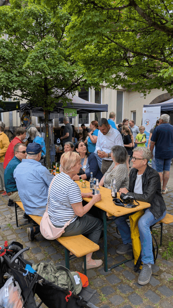 Gäste auf dem Inklusionfest Alle(s) zusammen am 3. Mai 2025