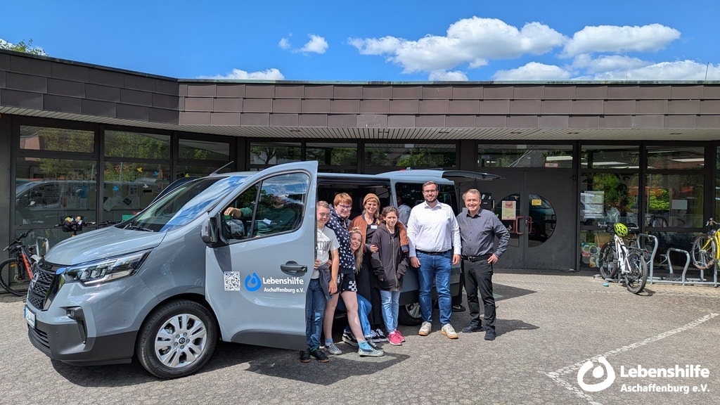 Alle freuen sich über den neuen Lebenshilfe-Bus vor der Tagesstätte