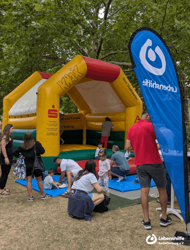Im Garten der IKT Himmelszelt wird das Jubiläumsfest gefeiert, Bild 5.