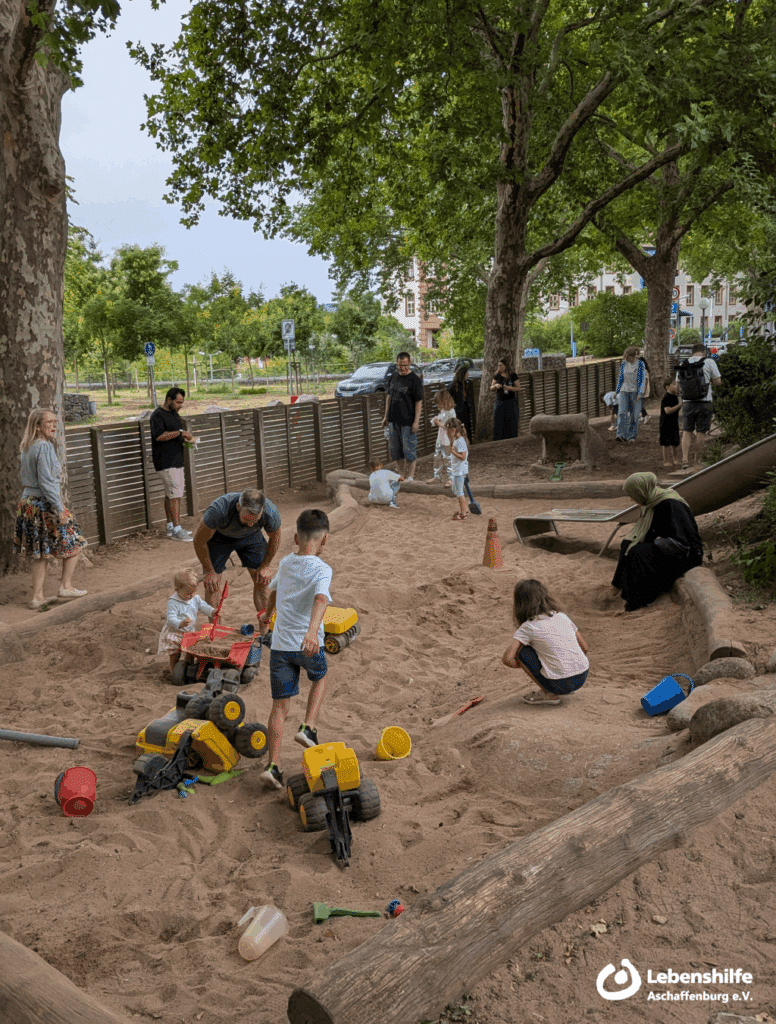 Im Garten der IKT Himmelszelt wird das Jubiläumsfest gefeiert, Bild 4.