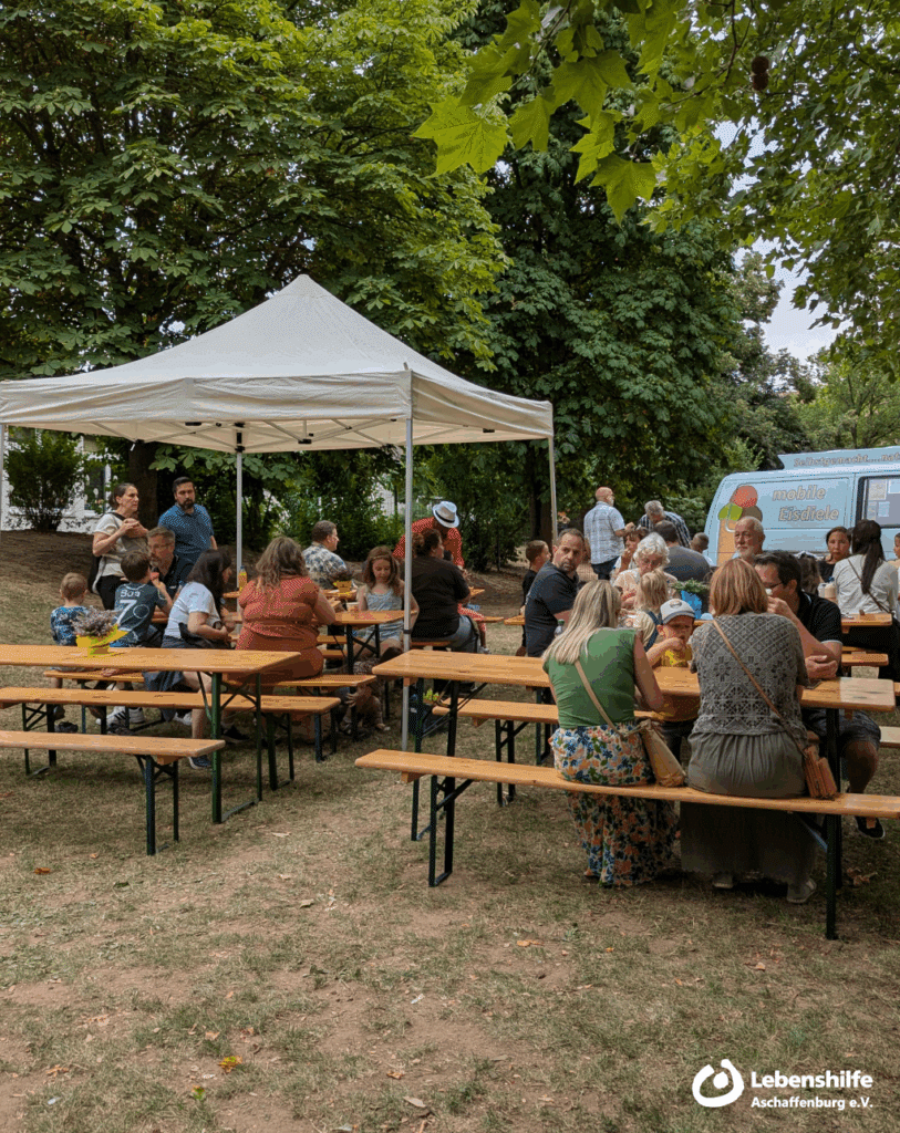 Im Garten der IKT Himmelszelt wird das Jubiläumsfest gefeiert, Bild 3.