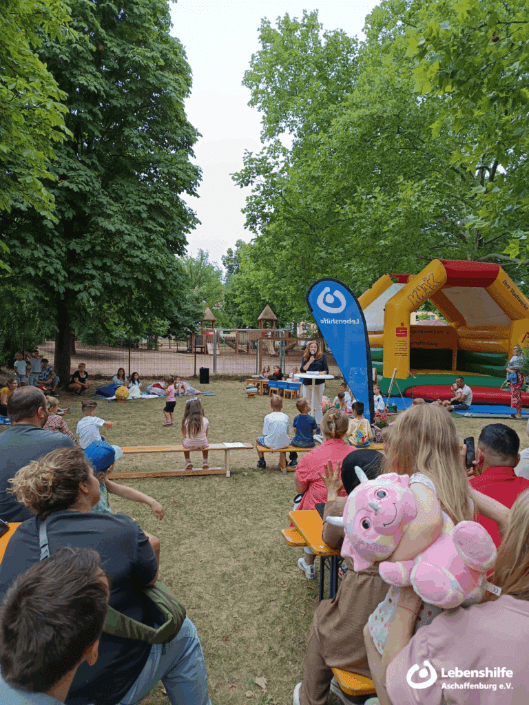 Im Garten der IKT Himmelszelt wird das Jubiläumsfest gefeiert, Bild 2.