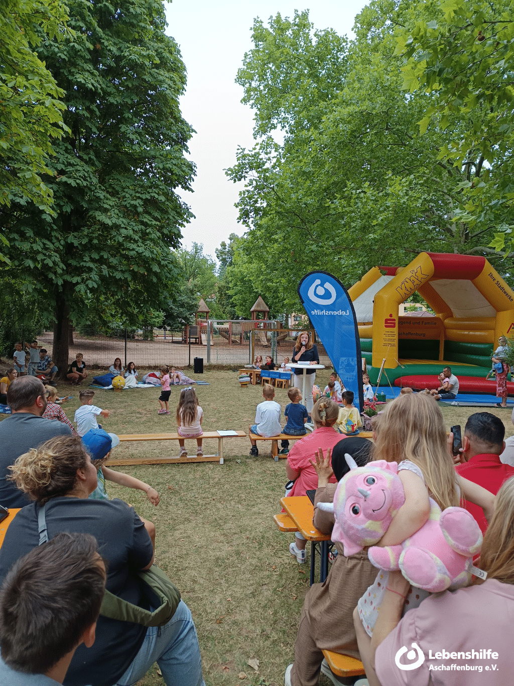 Im Garten der IKT Himmelszelt wird das Jubiläumsfest gefeiert, Bild 2.
