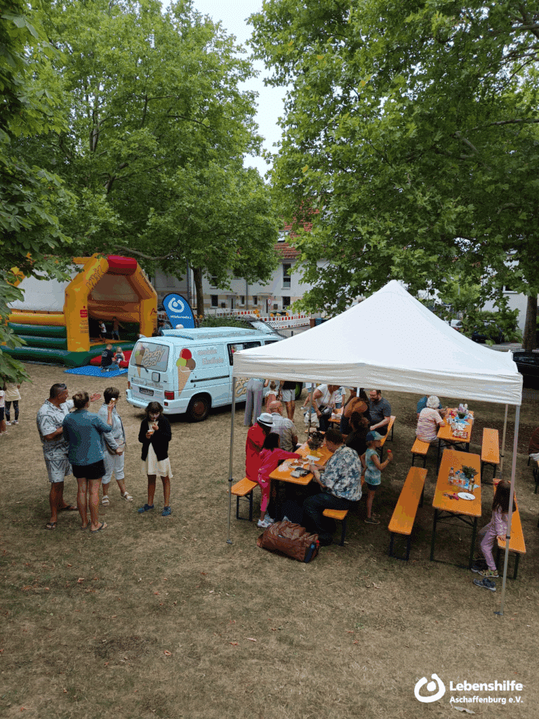 Im Garten der IKT Himmelszelt wird das Jubiläumsfest gefeiert, Bild 1.