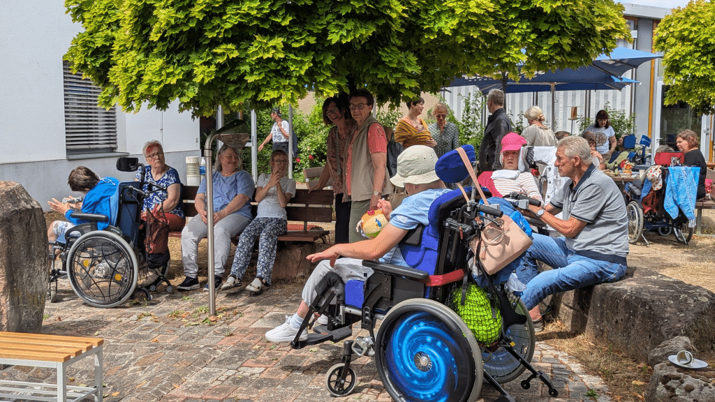 Gäste beim Tag der Offenen Tür der Tagesförderstätte, Bild 2