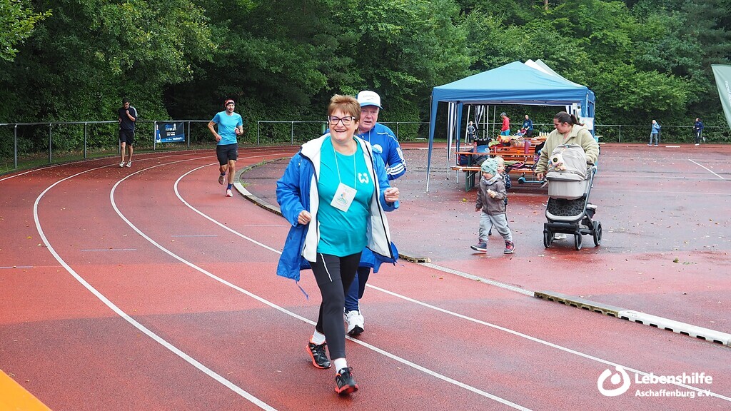 Läuferinnen und Läufer beim 2. Inklusiven Sponsorenlauf der Lebenshilfe Aschaffenburg e.V., Bild 3