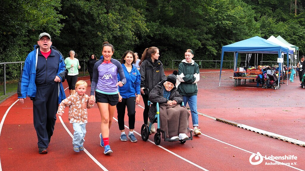 Läuferinnen und Läufer beim 2. Inklusiven Sponsorenlauf der Lebenshilfe Aschaffenburg e.V., Bild 7