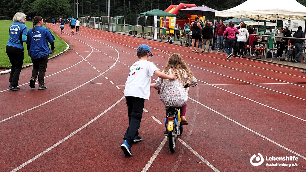 Läuferinnen und Läufer beim 2. Inklusiven Sponsorenlauf der Lebenshilfe Aschaffenburg e.V., Bild 10