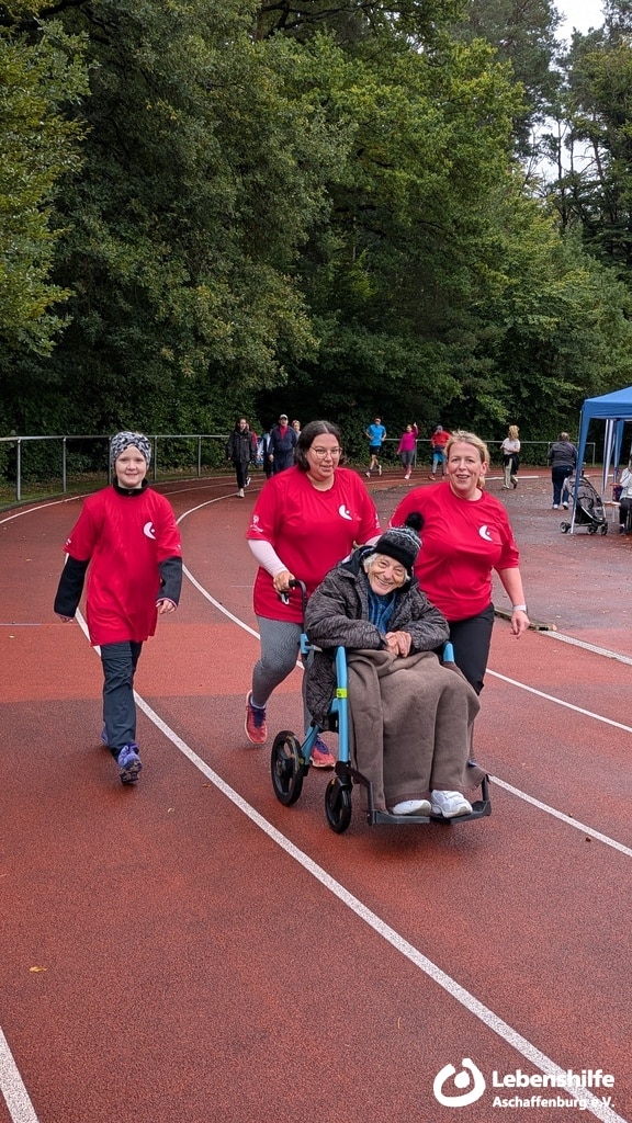 Läuferinnen und Läufer beim 2. Inklusiven Sponsorenlauf der Lebenshilfe Aschaffenburg e.V., Bild 14