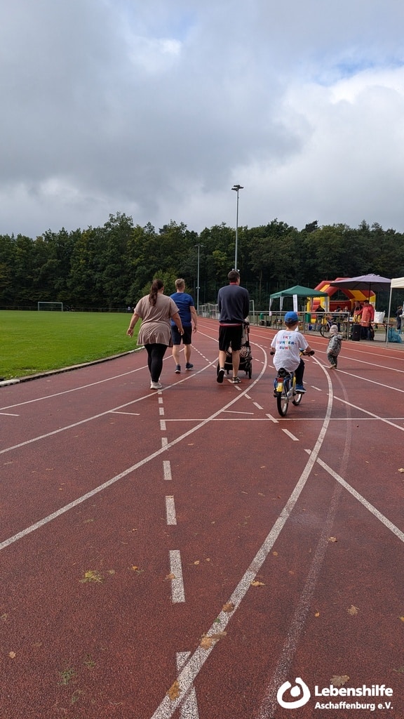 Läuferinnen und Läufer beim 2. Inklusiven Sponsorenlauf der Lebenshilfe Aschaffenburg e.V., Bild 15