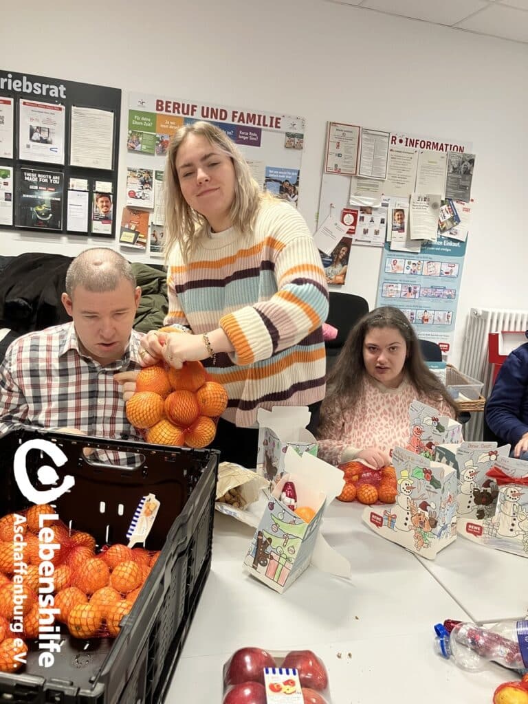 Besucher der Tagesförderstätte unterstützen den Nikolaus, Bild 1