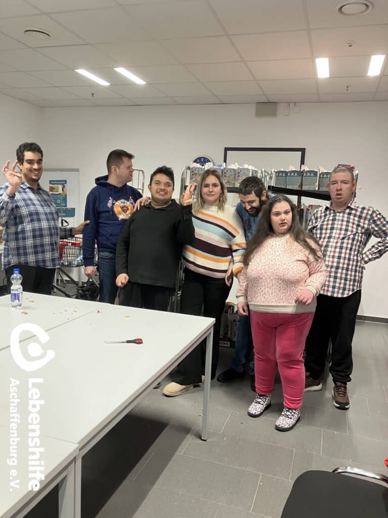 Besucher der Tagesförderstätte unterstützen den Nikolaus, Bild 2