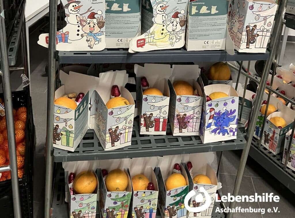 Besucher der Tagesförderstätte unterstützen den Nikolaus, Bild 3