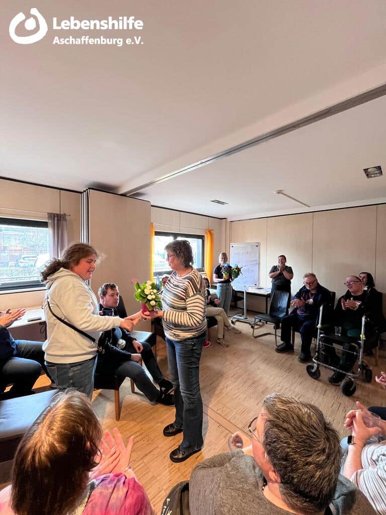 Vorsitzende Frau Simon gratuliert Lara Hock zur Wahl in den Rat der Menschen mit Behinderung der Lebenshilfe Aschaffenburg e.V.