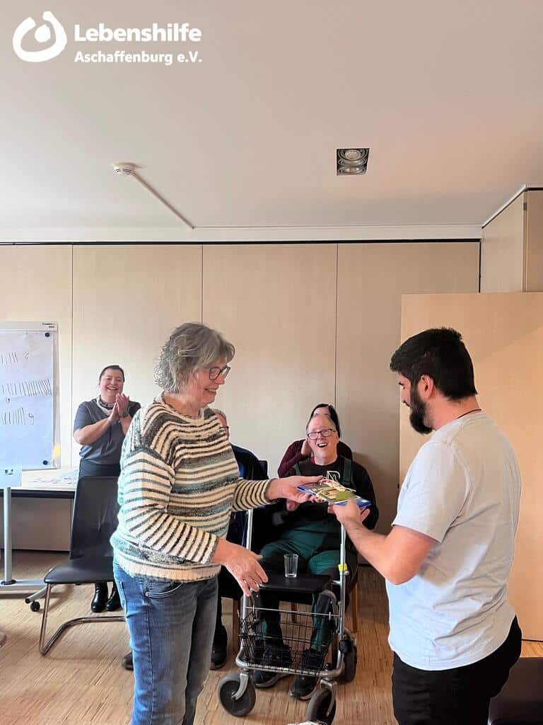 Vorsitzende Frau Simon gratuliert Manuel Izer zur Wahl in den Rat der Menschen mit Behinderung der Lebenshilfe Aschaffenburg e.V.