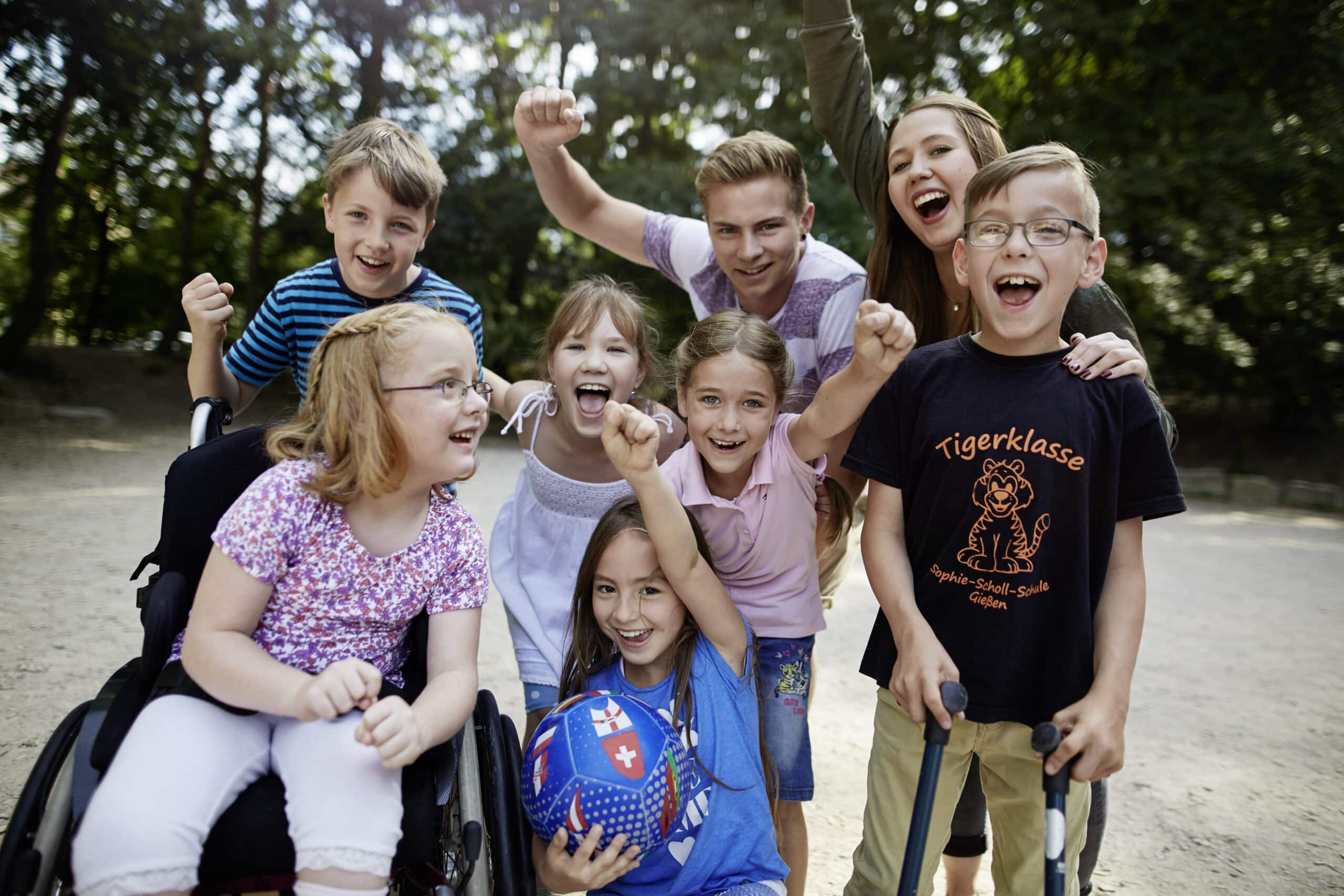 Kinder mit und ohne Behinderung auf dem Spielplatz
