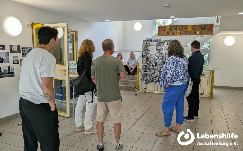 Begeisterte Gäste der Fotoausstellung der Heilpädagogischen Tagesstätte, Bild 3