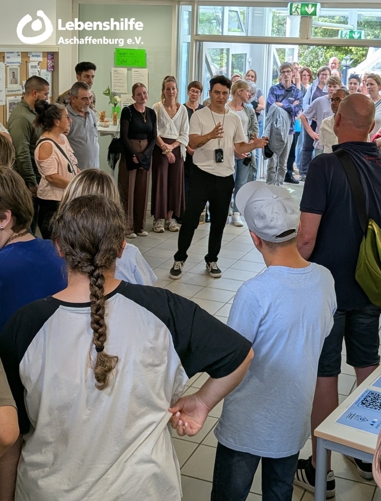 Begeisterte Gäste der Fotoausstellung der Heilpädagogischen Tagesstätte, Bild 2