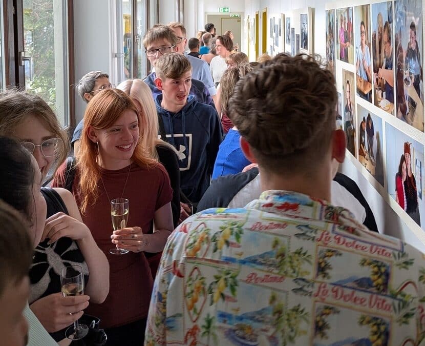 Begeisterte Gäste bei der Fotoausstellung