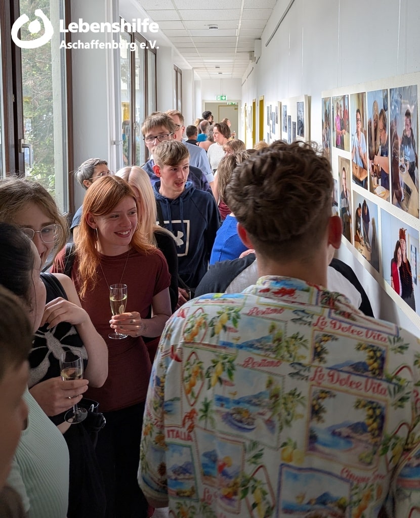 Begeisterte Gäste der Fotoausstellung der Heilpädagogischen Tagesstätte, Bild 4