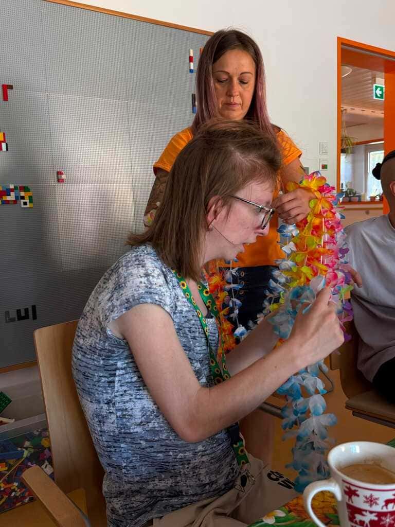 Im TPM werden bunte Fächer gebastelt, Bild 3