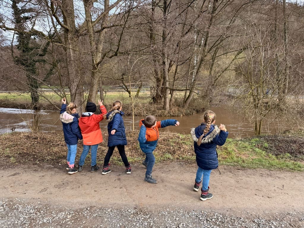 Hortkinder spielen an der Kahl