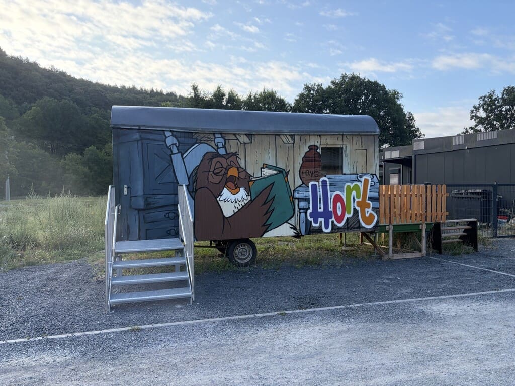 Der Bauwagen der Hortkinder mit neuer Treppe