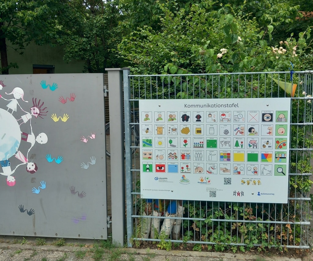 Die Kommunikationstafel an der IKT Kunterbunt in Alzenau.