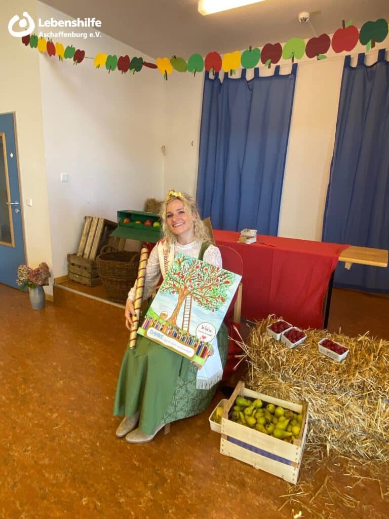 Besuch der fränkischen Apfelkönigin in der IKT Himmelszelt, Bild 1
