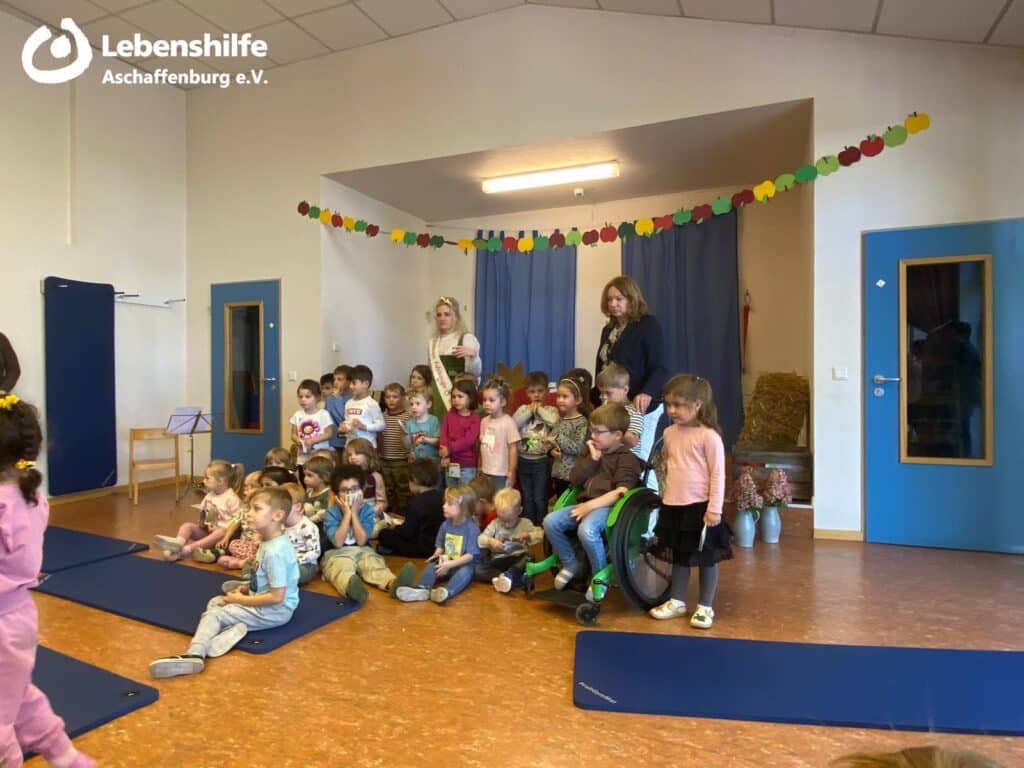 Besuch der fränkischen Apfelkönigin in der IKT Himmelszelt, Bild 2