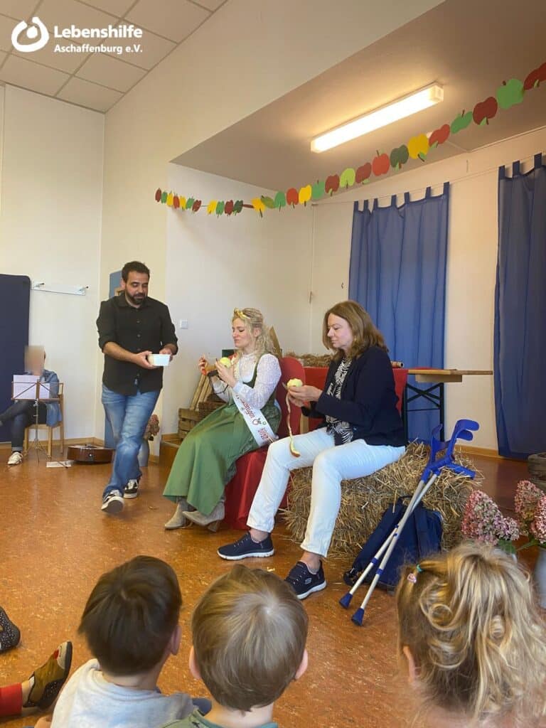 Besuch der fränkischen Apfelkönigin in der IKT Himmelszelt, Bild 3